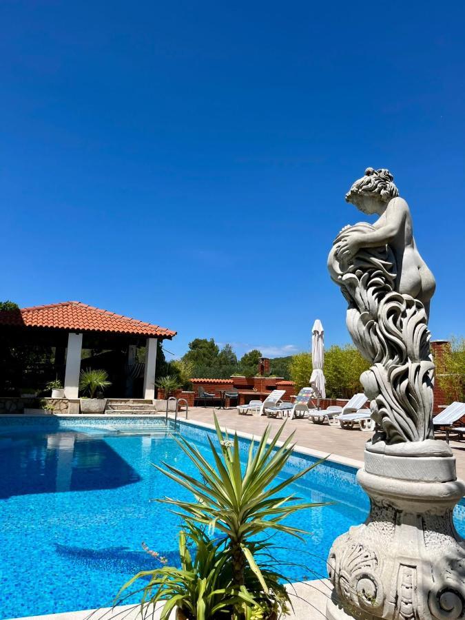 Apartment With Swimming Pool Jelsa  Exterior photo