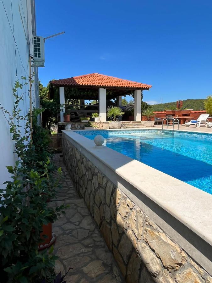 Apartment With Swimming Pool Jelsa  Exterior photo