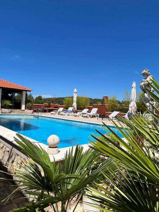 Apartment With Swimming Pool Jelsa  Exterior photo