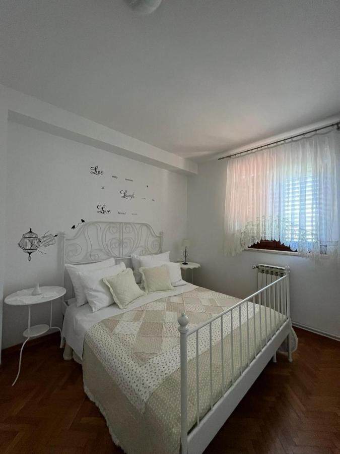 Apartment With Swimming Pool Jelsa  Exterior photo